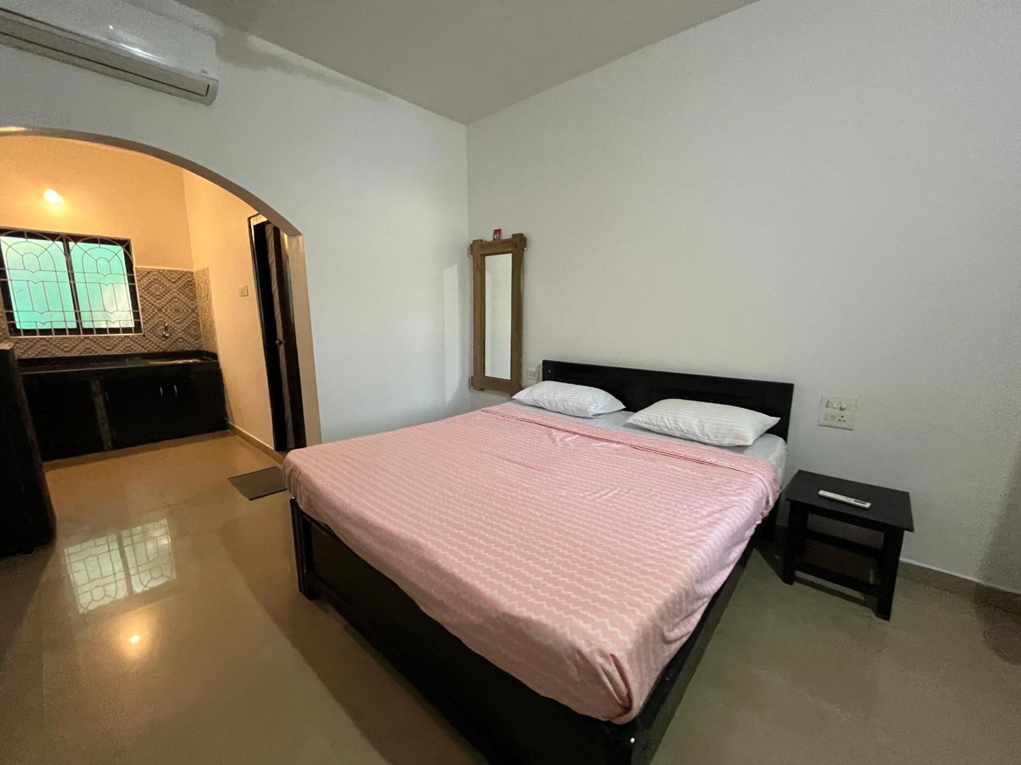 God'S Gift Morjim Hotel Exterior foto
